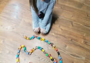Dziewczynka prezentująca papierowy łańcuch