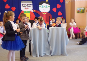 Dzieci przedstawiające inscenizację