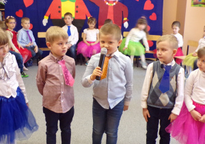 Dzieci prezentujące wiersz