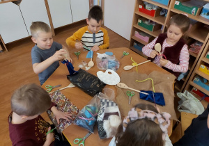 Dzieci tworzące kukiełki z drewnianej łyżki